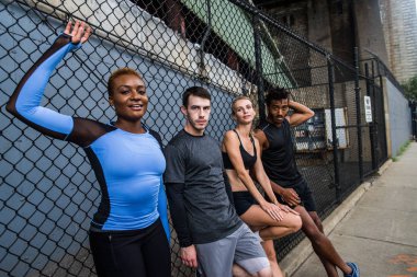 Çok etnik gruptan oluşan grup koşucu açık havada - sportif insanlar spor ve sağlıklı yaşam hakkında kavramları Manhattan, sokakta çalışan eğitim