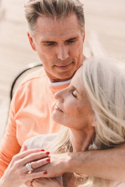Güzel mutlu üst düzey çift açık havada - eğleniyor ve birlikte hayatın tadını çıkarırken genç evli çift dating