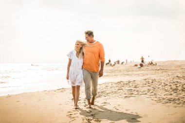 Güzel mutlu üst düzey çift açık havada - eğleniyor ve birlikte hayatın tadını çıkarırken genç evli çift dating