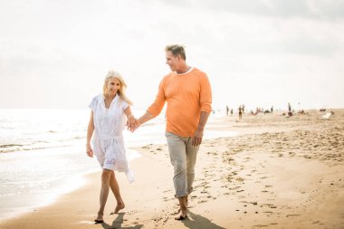 Güzel mutlu üst düzey çift açık havada - eğleniyor ve birlikte hayatın tadını çıkarırken genç evli çift dating
