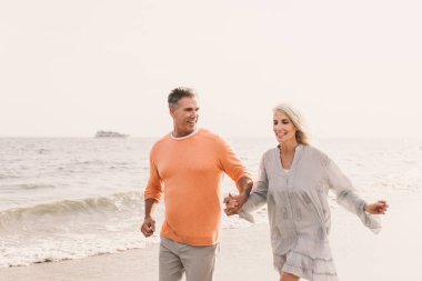 Güzel mutlu üst düzey çift açık havada - eğleniyor ve birlikte hayatın tadını çıkarırken genç evli çift dating