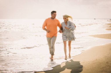 Güzel mutlu üst düzey çift açık havada - eğleniyor ve birlikte hayatın tadını çıkarırken genç evli çift dating