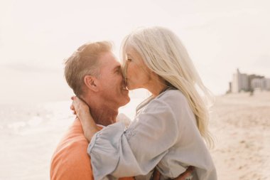 Güzel mutlu üst düzey çift açık havada - eğleniyor ve birlikte hayatın tadını çıkarırken genç evli çift dating