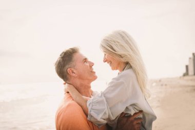 Güzel mutlu üst düzey çift açık havada - eğleniyor ve birlikte hayatın tadını çıkarırken genç evli çift dating