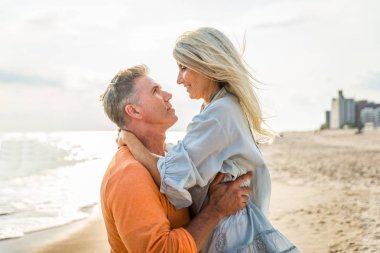 Güzel mutlu üst düzey çift açık havada - eğleniyor ve birlikte hayatın tadını çıkarırken genç evli çift dating