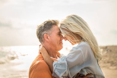 Güzel mutlu üst düzey çift açık havada - eğleniyor ve birlikte hayatın tadını çıkarırken genç evli çift dating