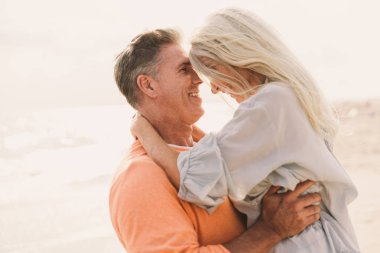 Güzel mutlu üst düzey çift açık havada - eğleniyor ve birlikte hayatın tadını çıkarırken genç evli çift dating