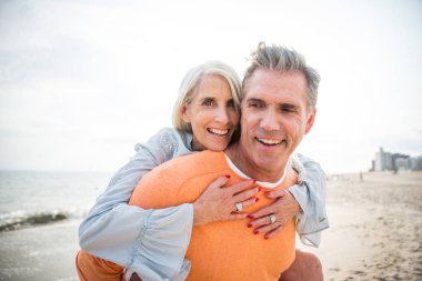 Güzel mutlu üst düzey çift açık havada - eğleniyor ve birlikte hayatın tadını çıkarırken genç evli çift dating