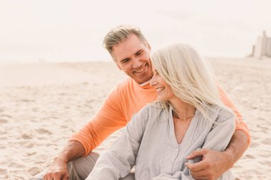 Güzel mutlu üst düzey çift açık havada - eğleniyor ve birlikte hayatın tadını çıkarırken genç evli çift dating