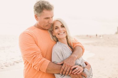 Güzel mutlu üst düzey çift açık havada - eğleniyor ve birlikte hayatın tadını çıkarırken genç evli çift dating