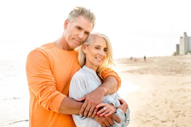 Güzel mutlu üst düzey çift açık havada - eğleniyor ve birlikte hayatın tadını çıkarırken genç evli çift dating