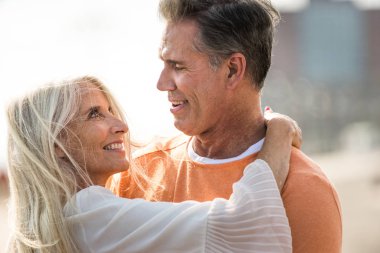Güzel mutlu üst düzey çift açık havada - eğleniyor ve birlikte hayatın tadını çıkarırken genç evli çift dating