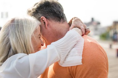 Güzel mutlu üst düzey çift açık havada - eğleniyor ve birlikte hayatın tadını çıkarırken genç evli çift dating