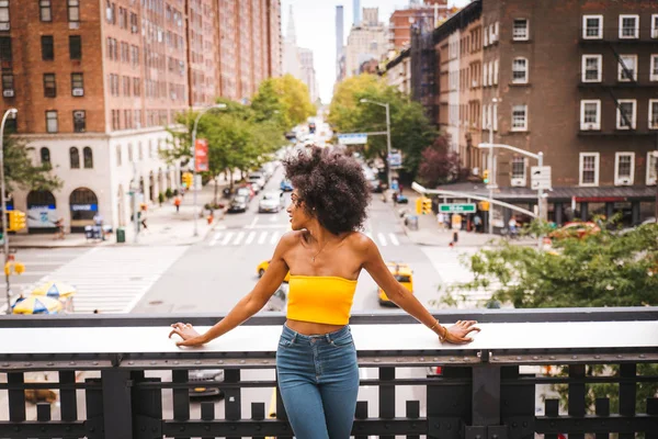 Feliz Mulher Afro Americana Sorrir Bela Jovem Caminhando Divertindo Cidade — Fotografia de Stock