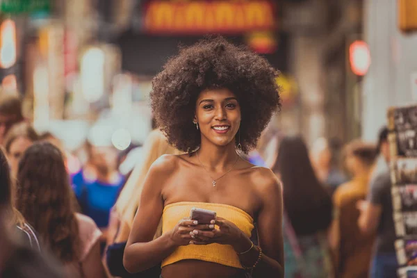 幸せなアフリカ系アメリカ人の女性は笑みを浮かべてします 美しい若い女性歩行とニューヨーク市で楽しんで — ストック写真