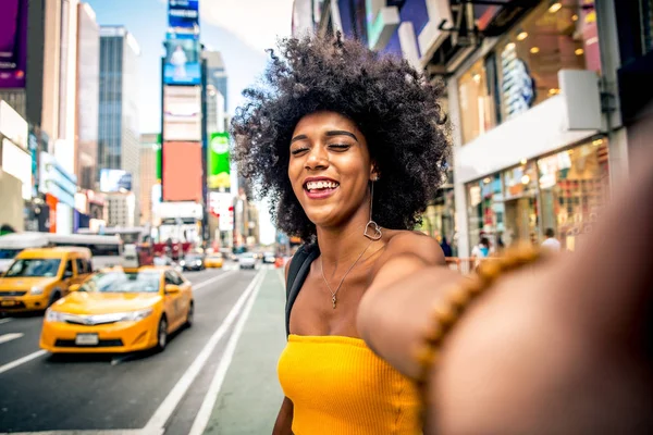 Glückliche Afrikanisch Amerikanische Frau Lächelnd Schöne Junge Frauen Spazieren Gehen — Stockfoto