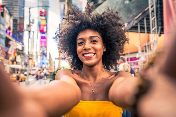 Glückliche Afrikanisch Amerikanische Frau Lächelnd Schöne Junge Frauen Spazieren Gehen — Stockfoto