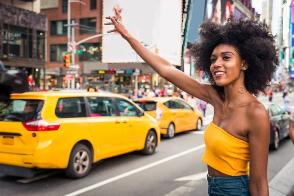 Gülümseyerek Mutlu Bir Afrikalı Amerikalı Kadın Yürüyüş New York Eğleniyor — Stok fotoğraf