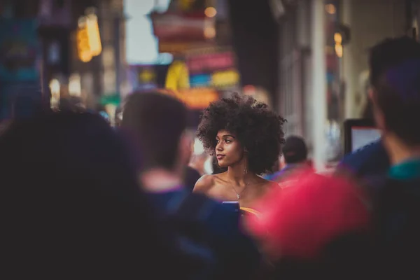 Feliz Mujer Afroamericana Sonriendo Hermosa Joven Mujer Caminando Divirtiéndose Ciudad —  Fotos de Stock