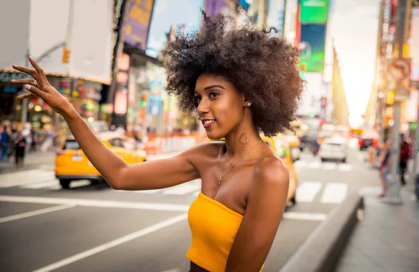 Glückliche Afrikanisch Amerikanische Frau Lächelnd Schöne Junge Frauen Spazieren Gehen — Stockfoto