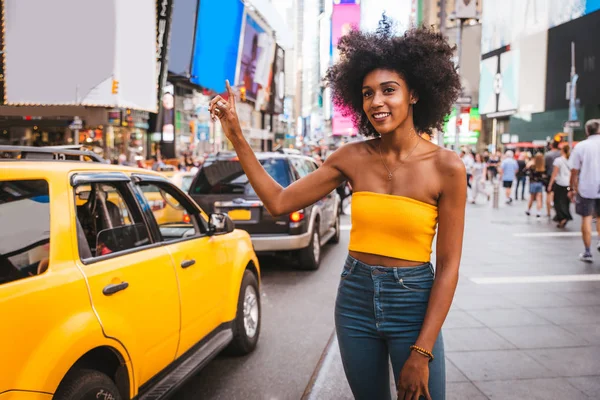 Счастливая Американка Африки Улыбается Молодая Женщина Гуляла Развлекалась Нью Йорке — стоковое фото