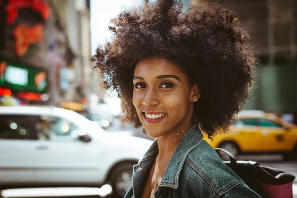 Glückliche Afrikanisch Amerikanische Frau Lächelnd Schöne Junge Frauen Spazieren Gehen — Stockfoto