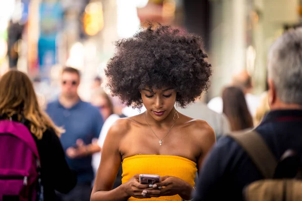 Feliz Mulher Afro Americana Sorrir Bela Jovem Caminhando Divertindo Cidade — Fotografia de Stock