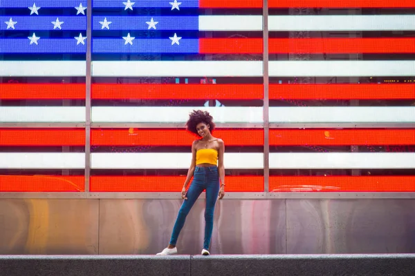 Feliz Mulher Afro Americana Sorrir Bela Jovem Caminhando Divertindo Cidade — Fotografia de Stock