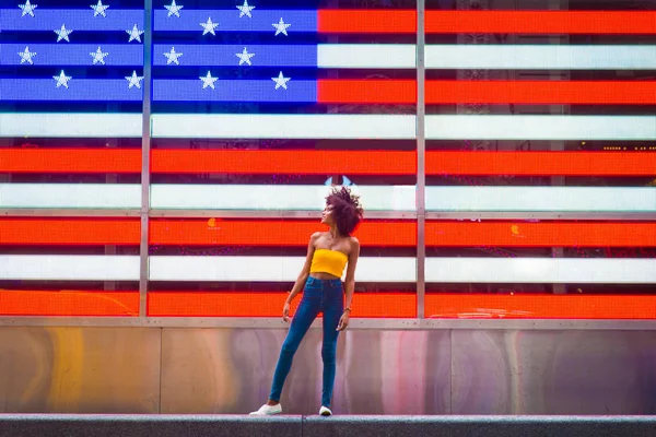 Feliz Mulher Afro Americana Sorrir Bela Jovem Caminhando Divertindo Cidade — Fotografia de Stock
