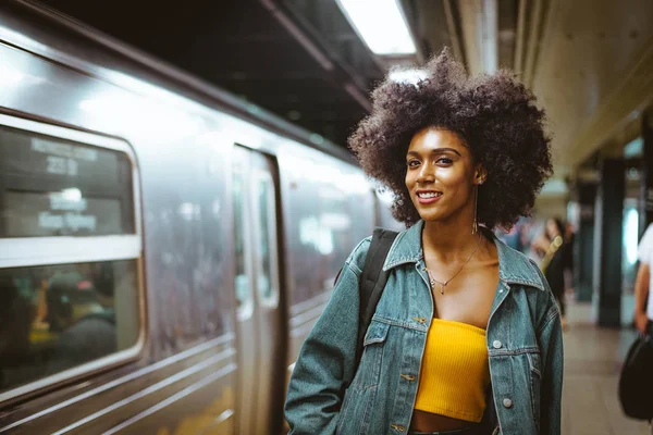 Lycklig Afroamerikanska Kvinna Leende Vacker Ung Kvinna Promenader Och Kul — Stockfoto