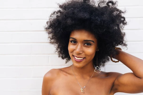 Feliz Mujer Afroamericana Sonriendo Hermosa Joven Mujer Caminando Divirtiéndose Ciudad — Foto de Stock