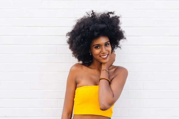 Feliz Mulher Afro Americana Sorrir Bela Jovem Caminhando Divertindo Cidade — Fotografia de Stock