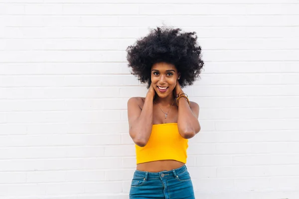 Gelukkig Afro Amerikaanse Vrouw Die Lacht Mooie Jonge Vrouw Lopen — Stockfoto