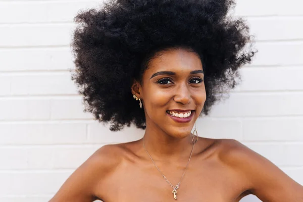 Feliz Mujer Afroamericana Sonriendo Hermosa Joven Mujer Caminando Divirtiéndose Ciudad — Foto de Stock