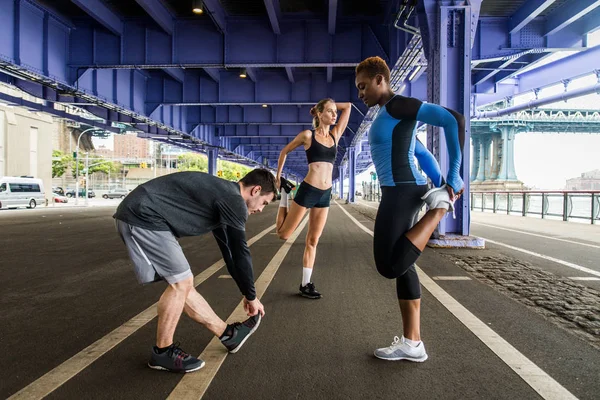 Grupo Multi Étnico Corredores Treinando Livre Pessoas Esportivas Correndo Rua — Fotografia de Stock