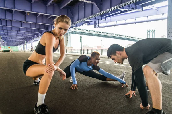 Multietnisk Grupp Löpare Utbildning Utomhus Sportiga Människor Som Kör Gatan — Stockfoto