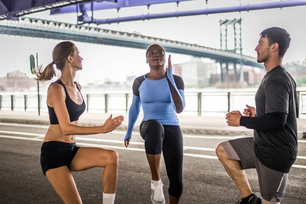 Multietnisk Grupp Löpare Utbildning Utomhus Sportiga Människor Som Kör Gatan — Stockfoto