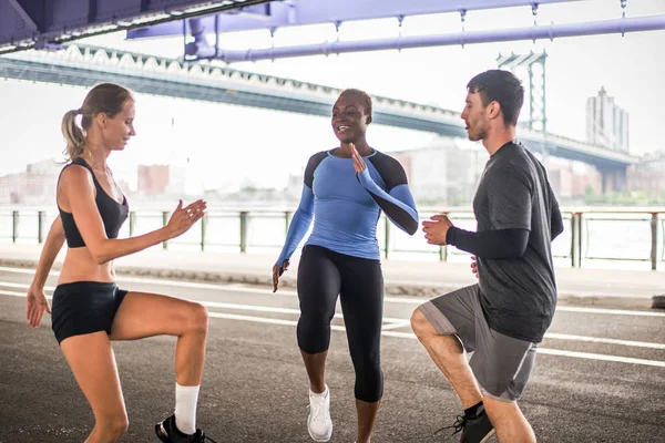 Grupo Multi Étnico Corredores Treinando Livre Pessoas Esportivas Correndo Rua — Fotografia de Stock