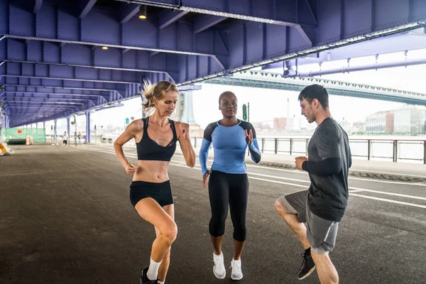 Grupo Multi Étnico Corredores Treinando Livre Pessoas Esportivas Correndo Rua — Fotografia de Stock