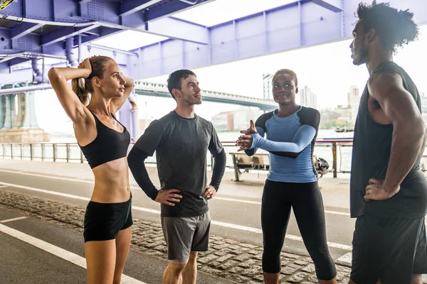ランナーの多民族のグループ トレーニング屋外 陽気な人々 マンハッタンの通りを走ってスポーツや健康的なライフ スタイルについての概念 — ストック写真