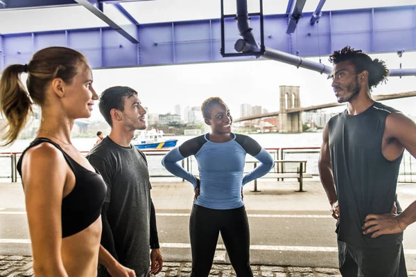 多民族跑步者群体在户外训练 在曼哈顿街头跑步的有运动能力的人 关于体育和健康生活方式的概念 — 图库照片