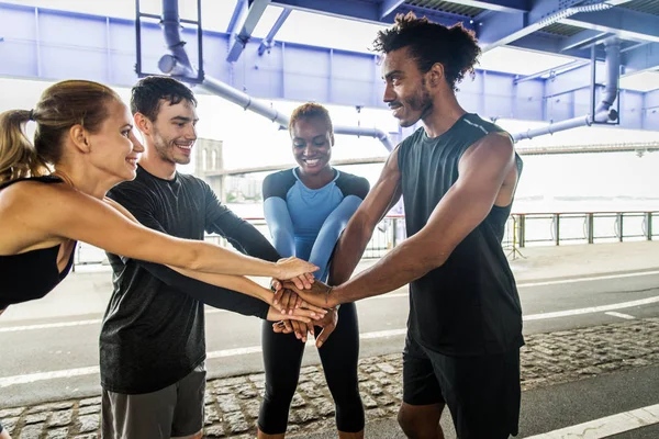 Multi Etnische Groep Lopers Opleiding Buiten Sportieve Mensen Lopen Straat — Stockfoto