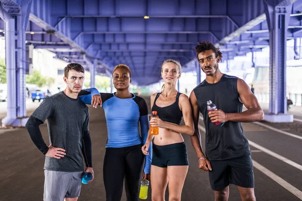 Multietnisk Grupp Löpare Utbildning Utomhus Sportiga Människor Som Kör Gatan — Stockfoto