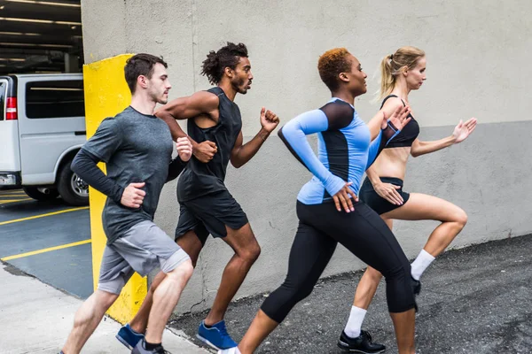 Grupo Multi Étnico Corredores Treinando Livre Pessoas Esportivas Correndo Rua — Fotografia de Stock