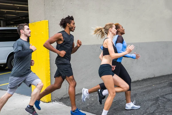 多民族跑步者群体在户外训练 在曼哈顿街头跑步的有运动能力的人 关于体育和健康生活方式的概念 — 图库照片