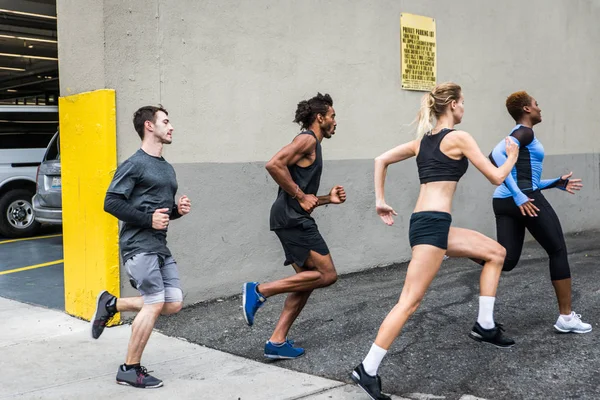 선수의 낚시를 좋아하는 사람들이 맨하탄의 거리에서 스포츠와 라이프 스타일에 — 스톡 사진