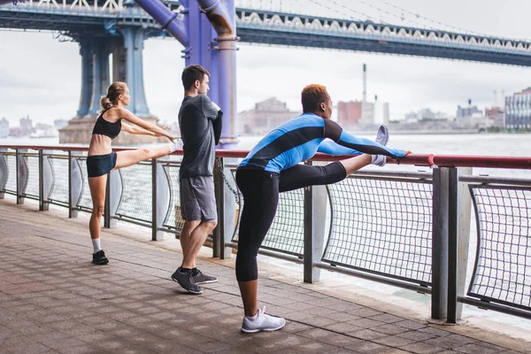 Multietnisk Grupp Löpare Utbildning Utomhus Sportiga Människor Som Kör Gatan — Stockfoto