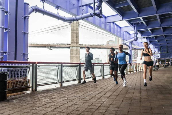 Grupo Multi Étnico Corredores Treinando Livre Pessoas Esportivas Correndo Rua — Fotografia de Stock