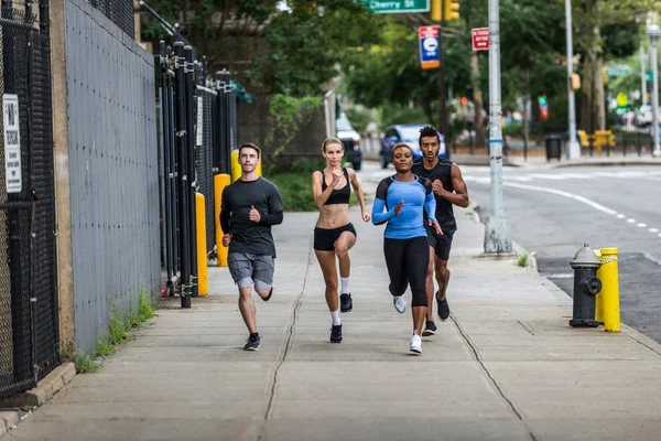 Многонациональная Группа Бегунов Тренируется Свежем Воздухе Здоровые Люди Бегают Улицам — стоковое фото