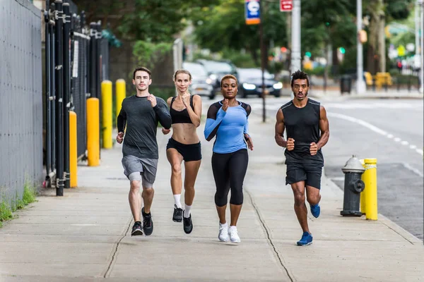 Multi Etnische Groep Lopers Opleiding Buiten Sportieve Mensen Lopen Straat — Stockfoto